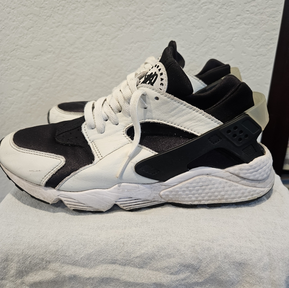 Mens size 9 Air Huarache Nike shoes